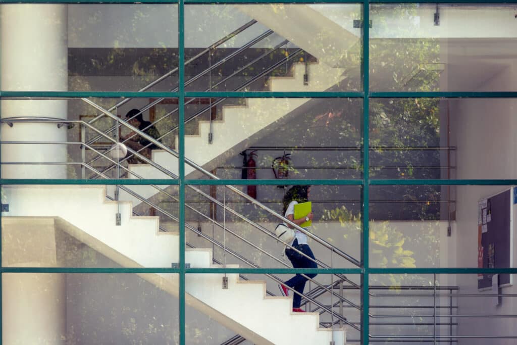 Carga horária, programas, horários e tempo de estudo avaliados pelos estudantes