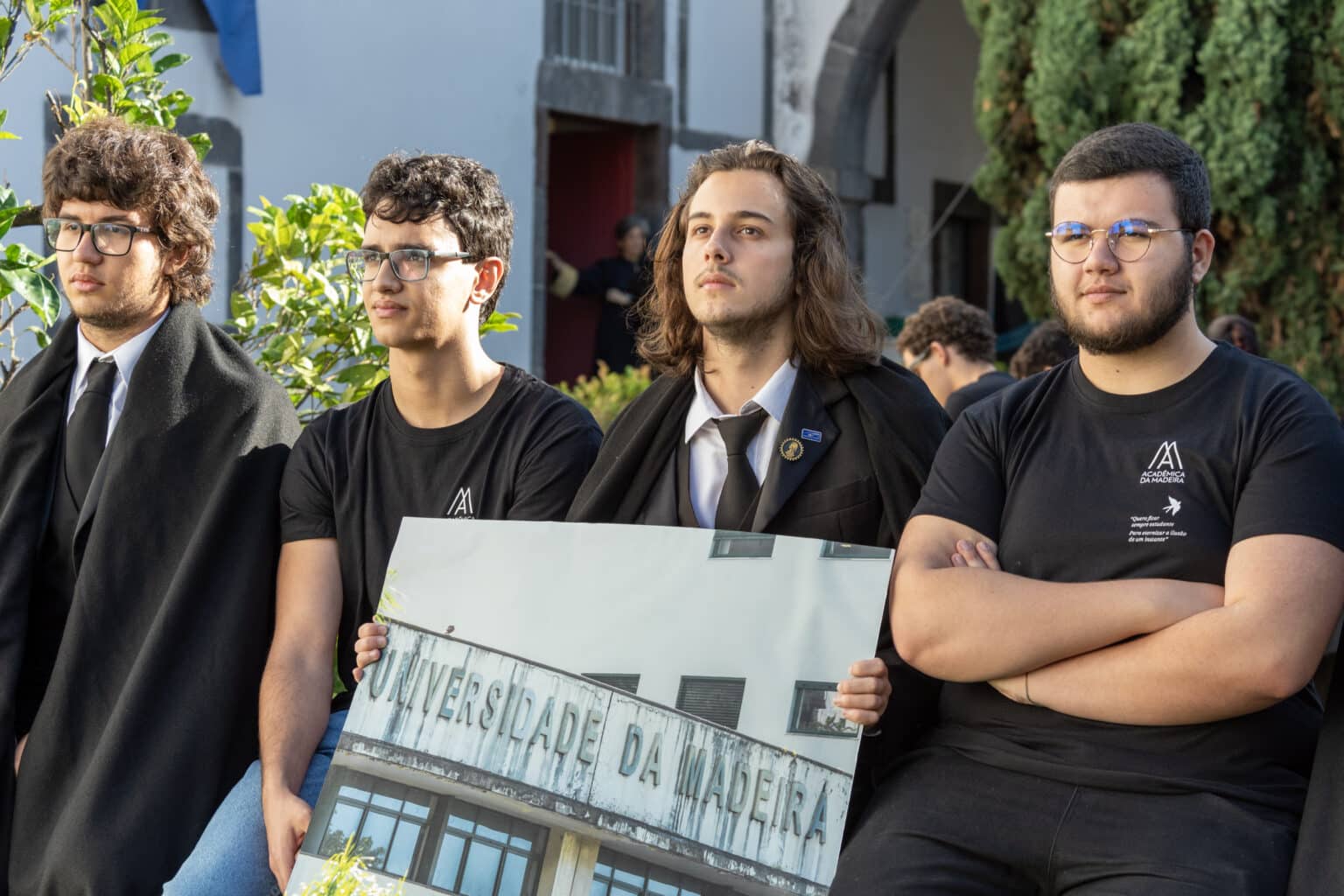 Estudantes da Universidade da Madeira durante a manifestação de 6 de maio de 2024, no Pátio dos Estudantes do Colégio dos Jesuítas do Funchal, promovida pela ACADÉMICA DA MADEIRA.