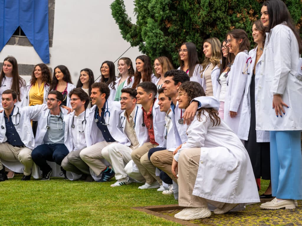 Finalistas do curso de Medicina da Faculdade de Ciências da Vida da Universidade da Madeira, no Colégio dos Jesuítas do Funchal, a 8 de junho de 2024.