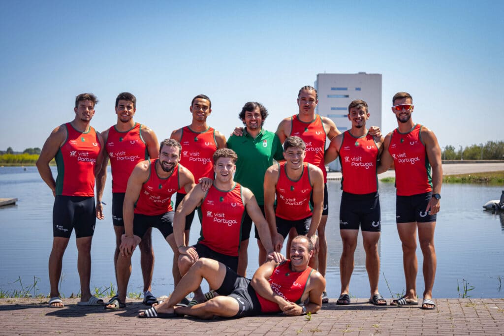 O madeirense António Ribeiro (terceiro de pé, da esquerda para direita) é um dos universitários portugueses convocados para o 2024 FISU World University Championships Canoe Sports. O evento acontece em Montemor-o-Velho. Créditos da imagem: FADU.