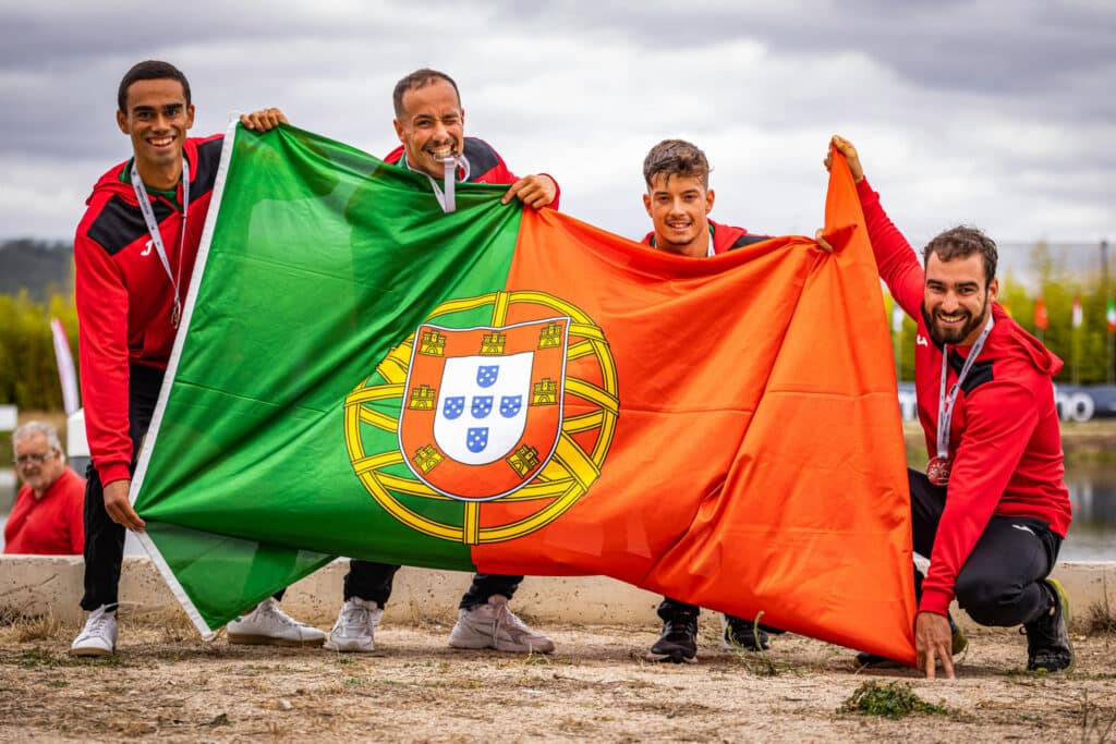 António Ribeiro, estudante-atleta da UMa (1.º a esquerda), com a restante equipa que recebeu a medalha de prata na prova de k4 500 metros do mundial universitário, em agosto de 2024.