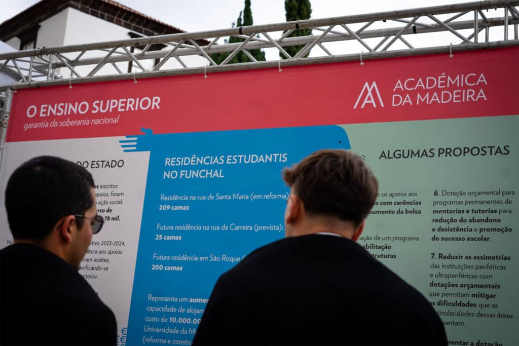 Em outubro de 2024, a Praça do Município do Funchal recebeu uma instalação da ACADÉMICA DA MADEIRA sobre alguns indicadores do Ensino Superior português.