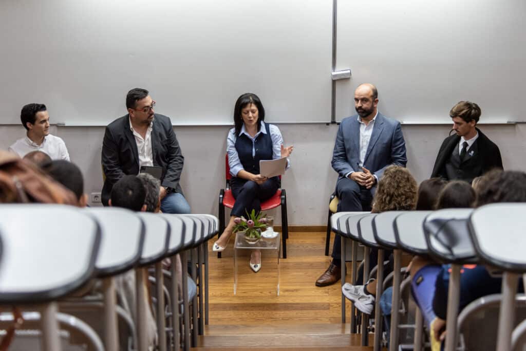 Painel, com o Vice-Presidente da Direção da ACADÉMICA DA MADEIRA, Tiago Caldeira Alves, do debate que aconteceu na Universidade da Madeira, a 30 de outubro de 2024, sobre a formação financeira.