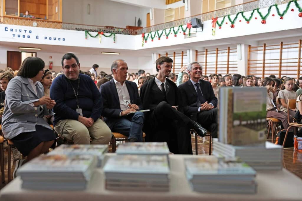 Irmã Guida Macedo, diretora do Colégio de Santa Teresinha; Carlos Diogo Pereira, autor de A NOSSA ASSEMBLEIA; Lívio Melim, da Associação de Pais e Encarregados de Educação do Colégio de Santa Teresinha, Tiago Caldeira Alves, Vice-Presidente da Direção da ACADÉMICA DA MADEIRA e José Manuel Rodrigues, Presidente da da Assembleia Legislativa da Madeira, na sessão de apresentação do livro que aconteceu a 12 de dezembro de 2024, no ginásio do Colégio.