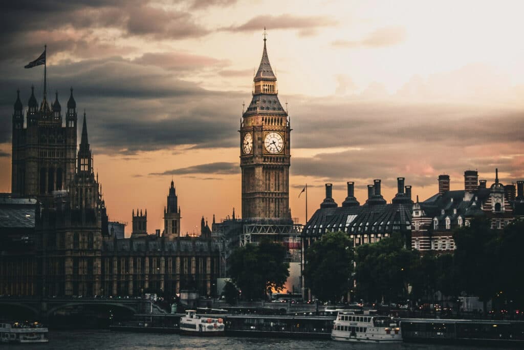 O parlamento britânico, com a Elizabeth Tower, originalmente Clock Tower, renomeada em 2012 para marcar o Jubileu de Diamante da rainha Isabel II, em Londres.