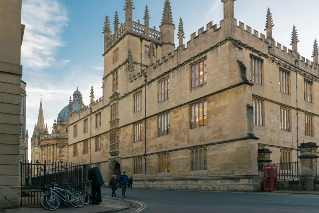 Radcliffe Camera, ao fundo, na Universidade de Oxford, Reino Unido.