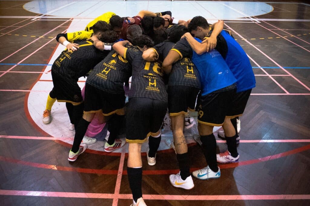 Jogo de estreia d'OS UNIVERSITÁRIOS contra o Sporting Clube da Madeira, a 1 de Novembro de 2025, para o Campeonato Divisão de Honra Regional Futsal.