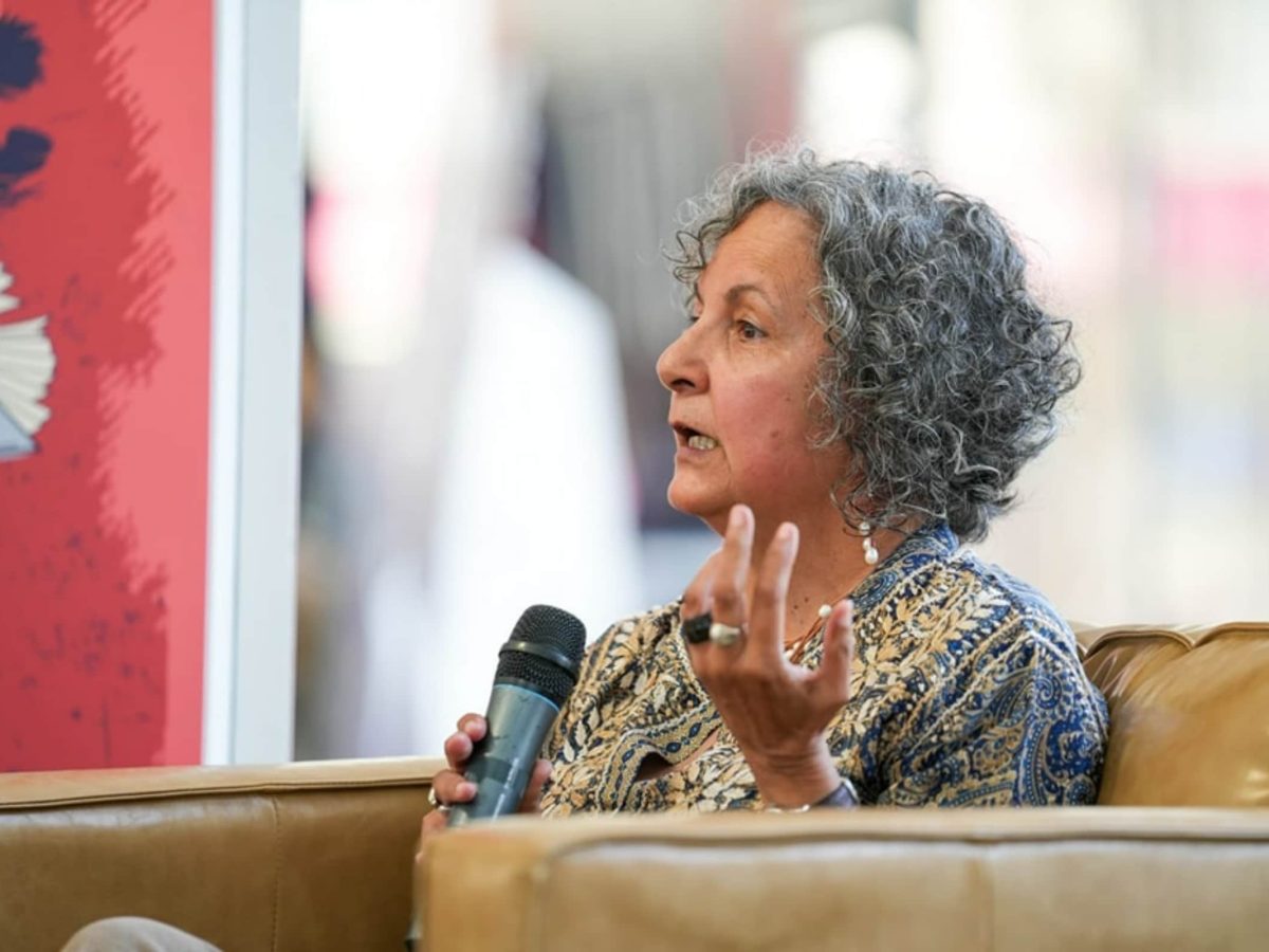 Berta Helena, autora de REFÚGIO DE GIBRALTAR, uma coedição da IMPRENSA ACADÉMICA, na 49.º edição da Feira do Livro do Funchal. Fotografia de Mário Pereira.