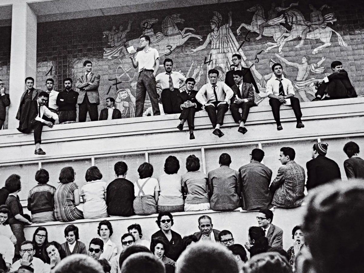 Estudantes durante a crise académica de 1962, na Universidade Clássica de Lisboa. O antigo Presidente da República, Jorge Sampaio, está assinalado com o n.º 4. Foto: DR.