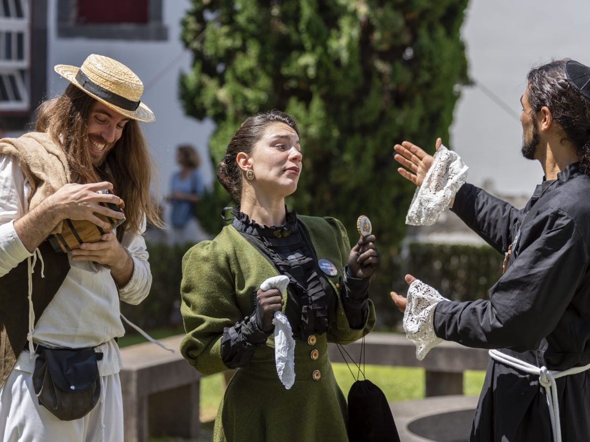 O percurso HISTORY TELLERS: Funchal Cultura Viva, com a participação do Teatro Bolo do Caco, integra o programa HERANÇA MADEIRENSE, promovido desde 2016 pela ACADÉMICA DA MADEIRA.