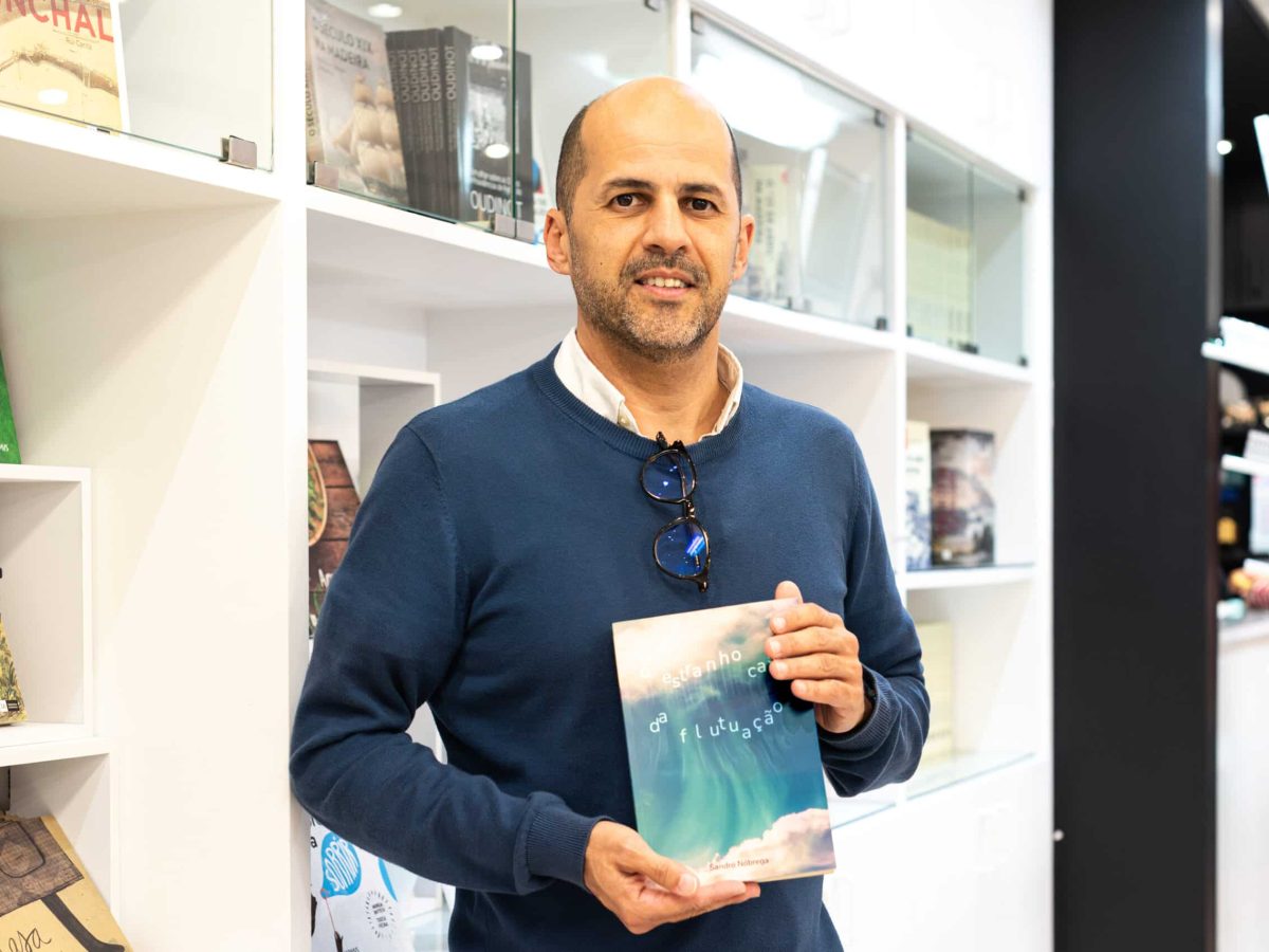 O ESTRANHO CASO DA FLUTUAÇÃO é a estreia ficcional de Sandro Nóbrega, editado, numa nova edição, pela CADMUS, uma das editoras da ACADÉMICA DA MADEIRA.