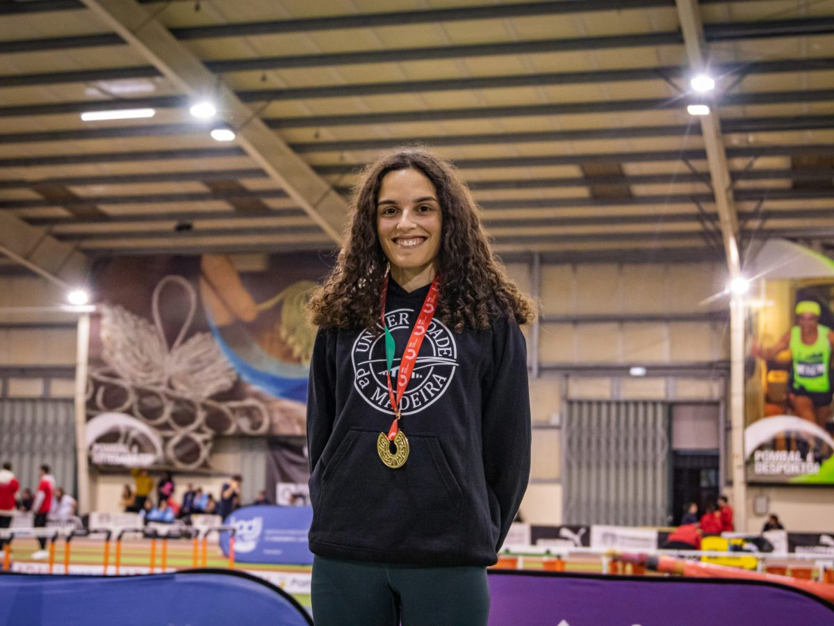 Adriana Viveiros, estudante de Enfermagem na Escola Superior de Saúde da Universidade da Madeira, foi medalha de ouro na edição de 2023-2024 dos Campeonatos Nacionais Universitários de Atletismo Posta Coberta, realizados em Pombal.