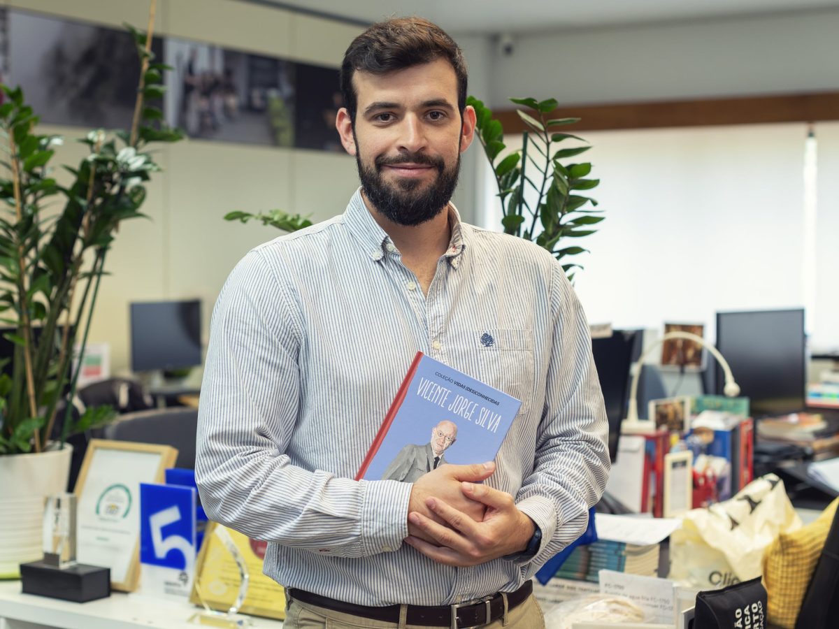 Rúben Castro, antigo editor da ET AL., é o autor do texto que trata da biografia do jornalista madeirense Vicente Jorge Silva.