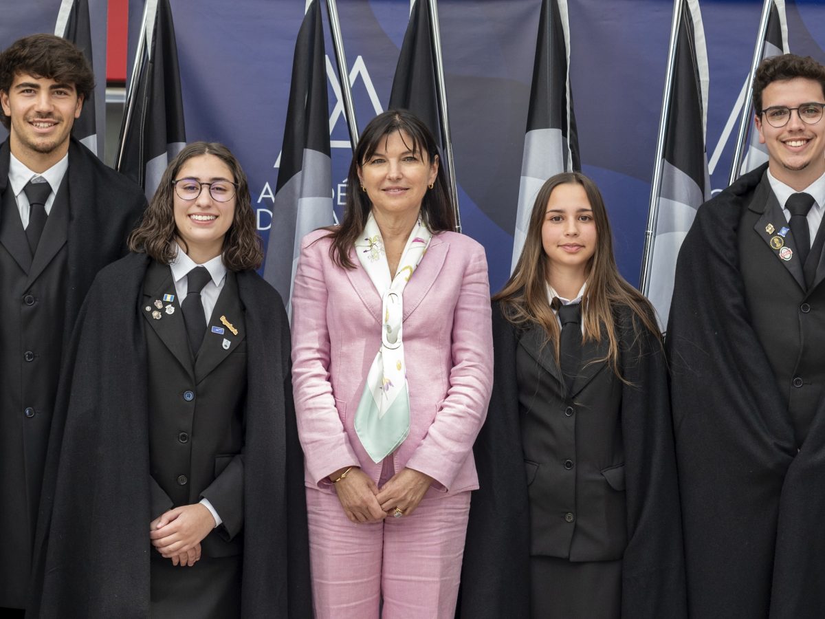 A Secretária Regional do Ambiente, Recursos Naturais e Alterações Climáticas, Professora Susana Prada (ao centro), com Leonor Freitas ( à esquerda), Presidente da Mesa da Assembleia-geral da ACADÉMICA DA MADEIRA, e outros membros da Associação.