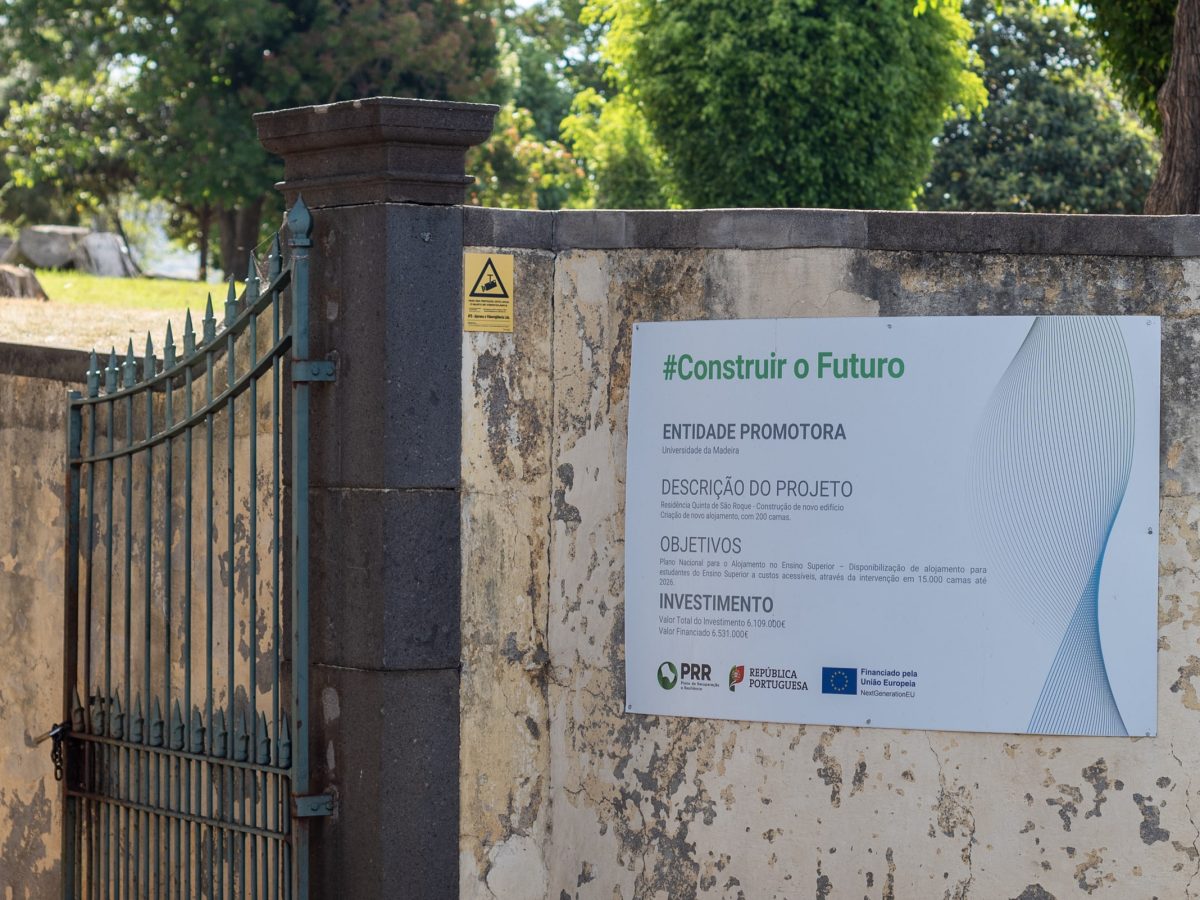 Placa na Quinta de São Roque, no verão de 2025, a aguardar o início das obras na futura residência universitária do Campus Universitário da Quinta de São Roque.