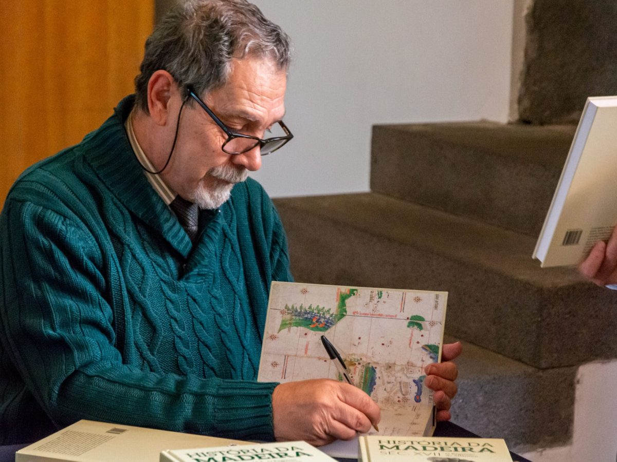 Rui Carita, investigador e professor, é autor de dezenas de livros publicados em Portugal e no estrangeiro.