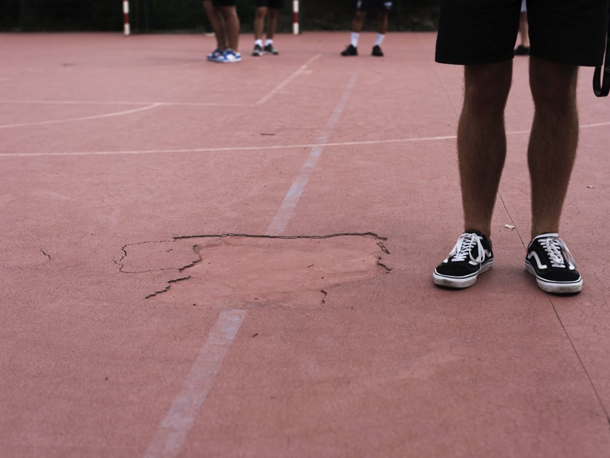 Pavimento deteriorado do campo polidesportivo da Quinta de São Roque.