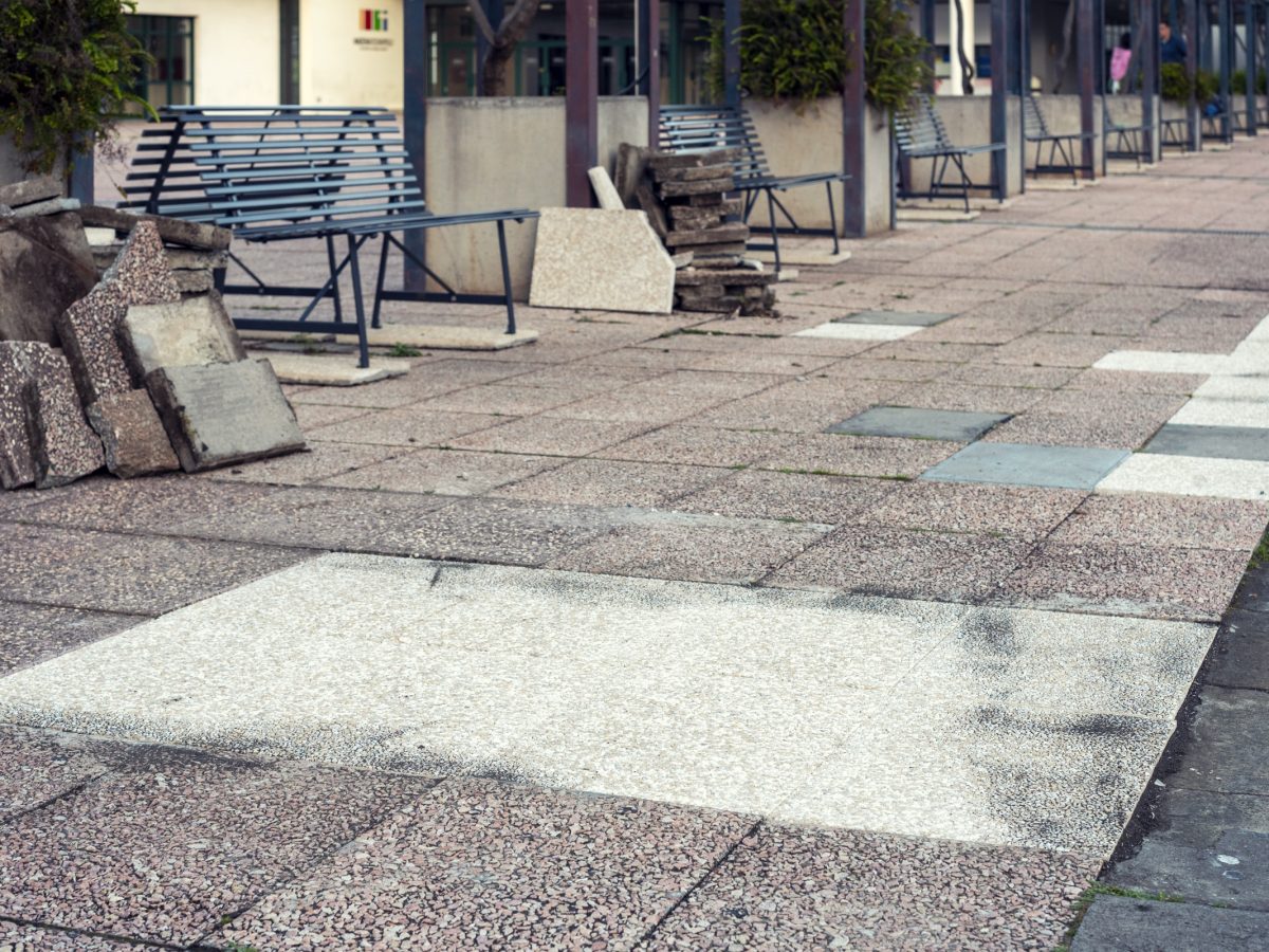 O pavimento do pátio exterior da Universidade da Madeira foi recuperado em abril de 2024.