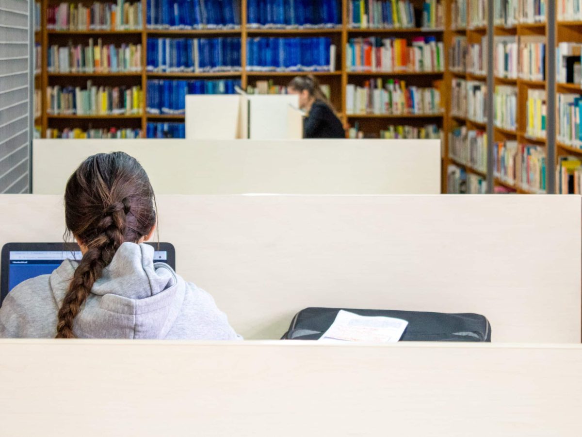 UMa reforça perfil científico e internacional nos rankings globais