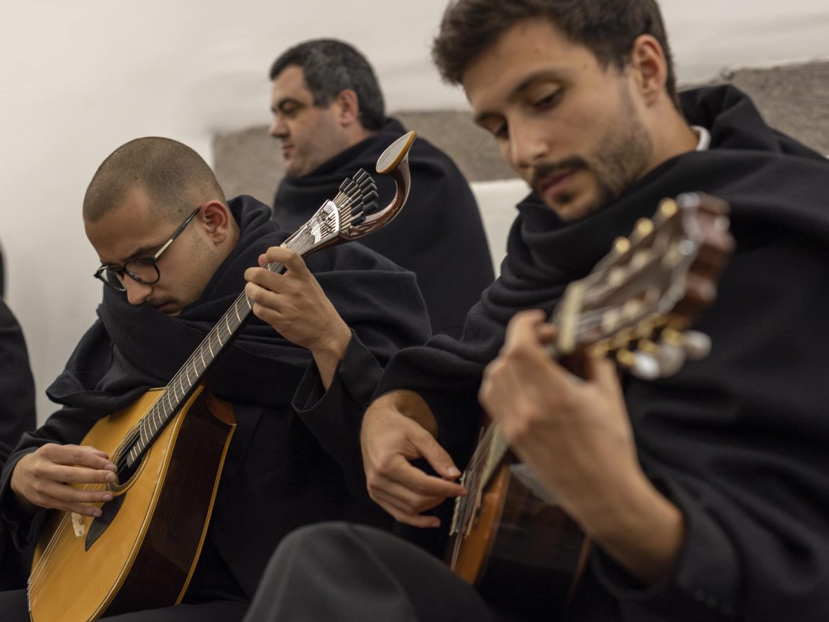 João Freitas e Carlos Abreu, nos instrumentos, dos FATUM, o grupo de fados da ACADÉMICA DA MADEIRA, no sarau de maio de 2023, na antiga capela de N. S. de Belém, no Colégio dos Jesuítas do Funchal.