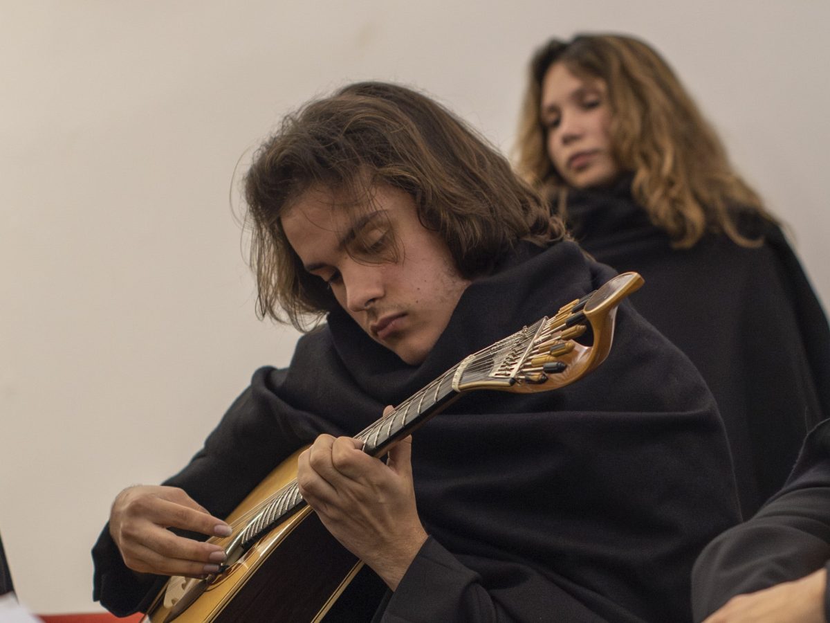Gonçalo Direito e Maria Beatriz Ricardo, dos FATUM, o grupo de fados da ACADÉMICA DA MADEIRA, no sarau de maio de 2023, na antiga capela de N. S. de Belém, no Colégio dos Jesuítas do Funchal.