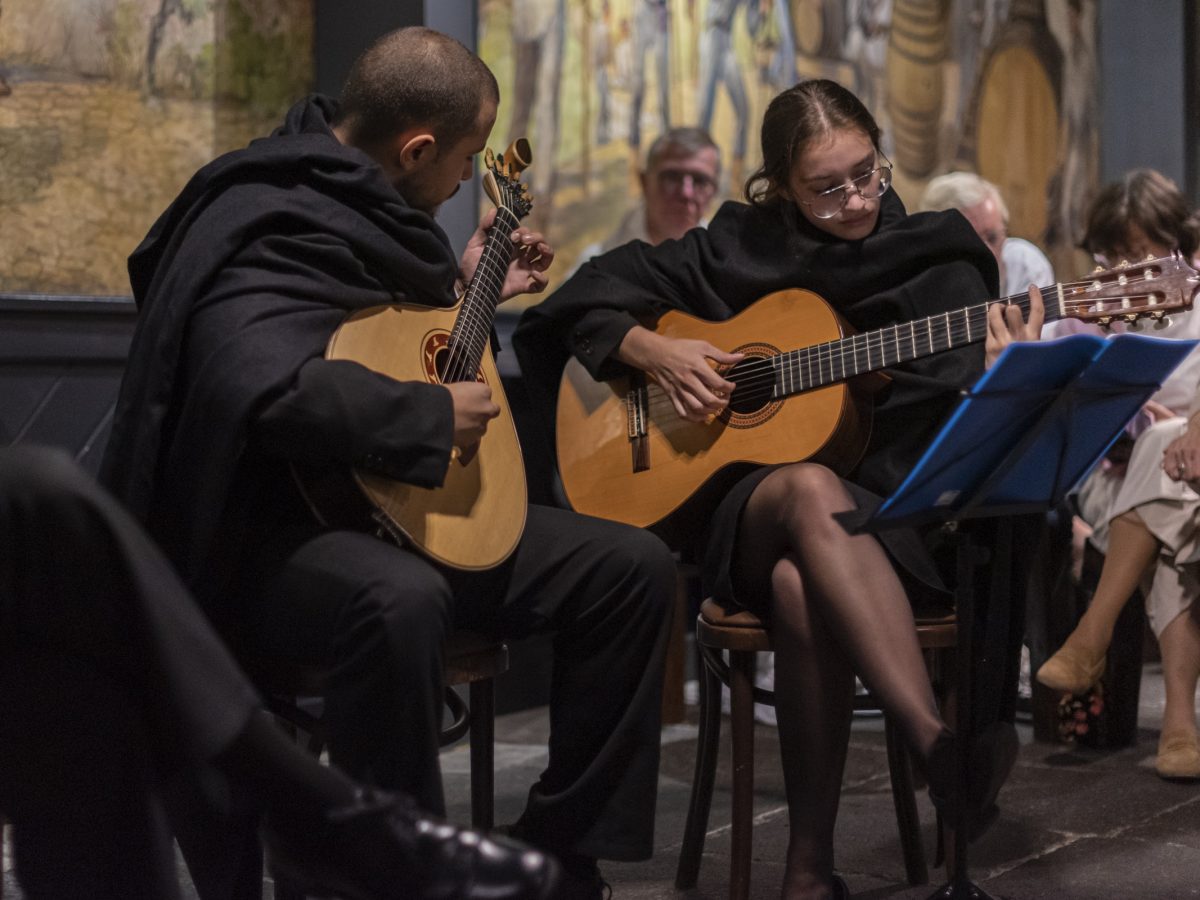 João Freitas, na guitarra de Coimbra, e Júlia Dória, na guitarra clássica, dos FATUM, em atuação na Blandy's Wine Lodge, em novembro de 2022.