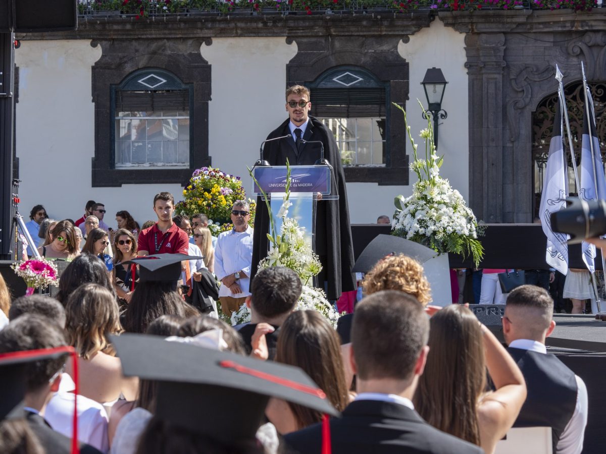 Ricardo Freitas Bonifácio, Presidente da DIreção da ACADÉMICA DA MADEIRA, discursa nas cerimónias de GRADUAÇÃO dos estudantes da Universidade da Madeira aconteceram, em junho de 2023, no Largo do Colégio dos Jesuítas do Funchal.