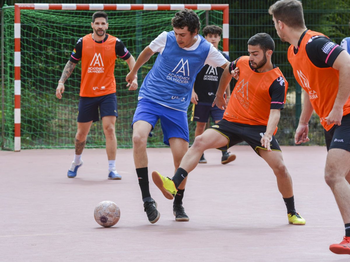 Os Madeira United, de coletes laranjas, disputam o jogo contra os Vilões do Ribeiro Real na 18.ª edição do TROFÉU DO REITOR. Fotografia de Adriana Martins.