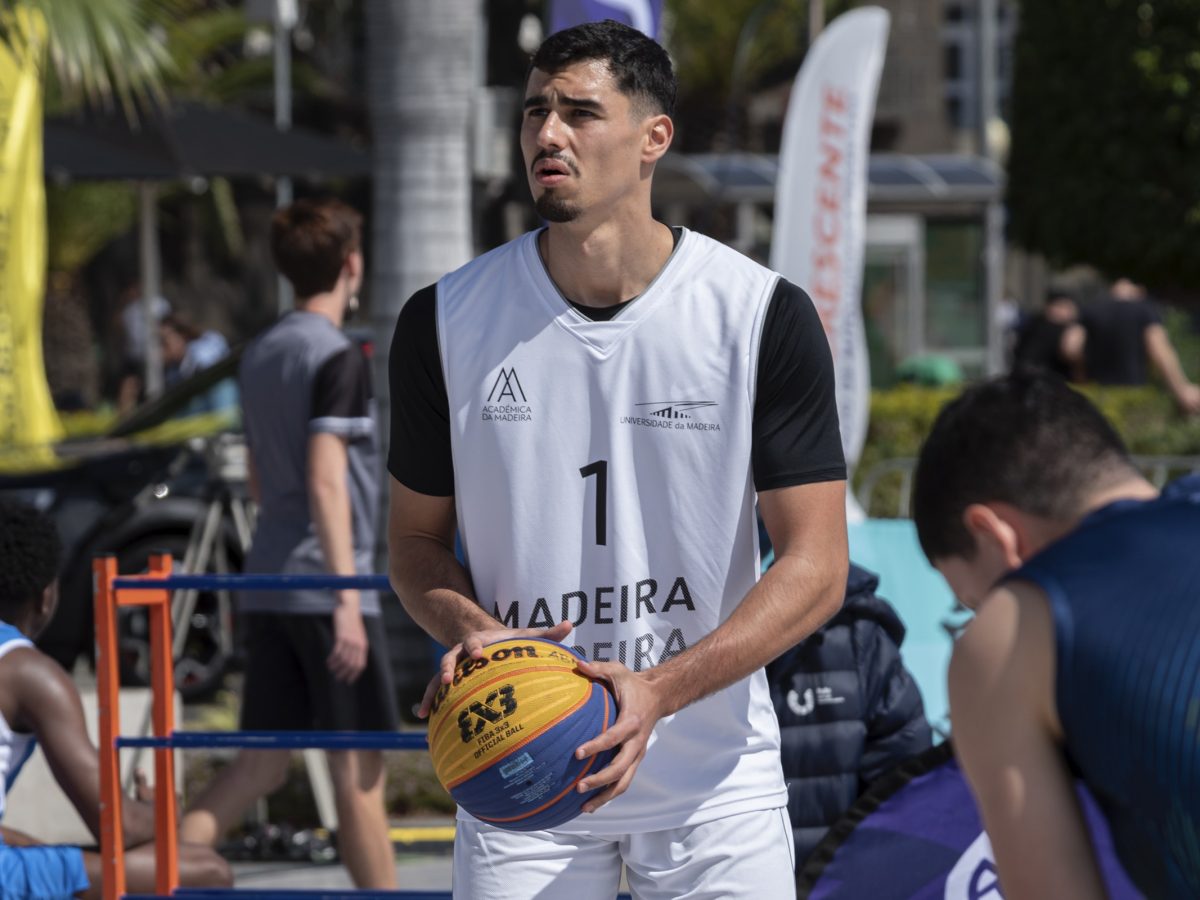 Tomás Martins Dias, na foto, Bernardo Ferreira e Pedro Martins foram os representantes da ACADÉMICA DA MADEIRA nos Campeonatos Nacionais Universitários, de Basquetebol 3x3, em 2023, realizado na Praça do Povo (Funchal).
