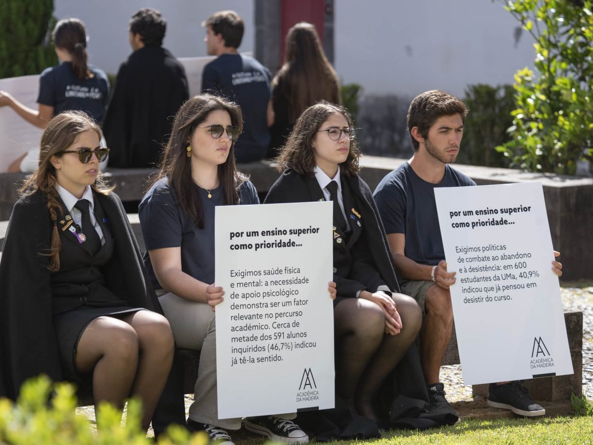 Estudantes da Universidade da Madeira durante a manifestação de 6 de maio de 2023, no Pátio dos Estudantes do Colégio dos Jesuítas do Funchal.