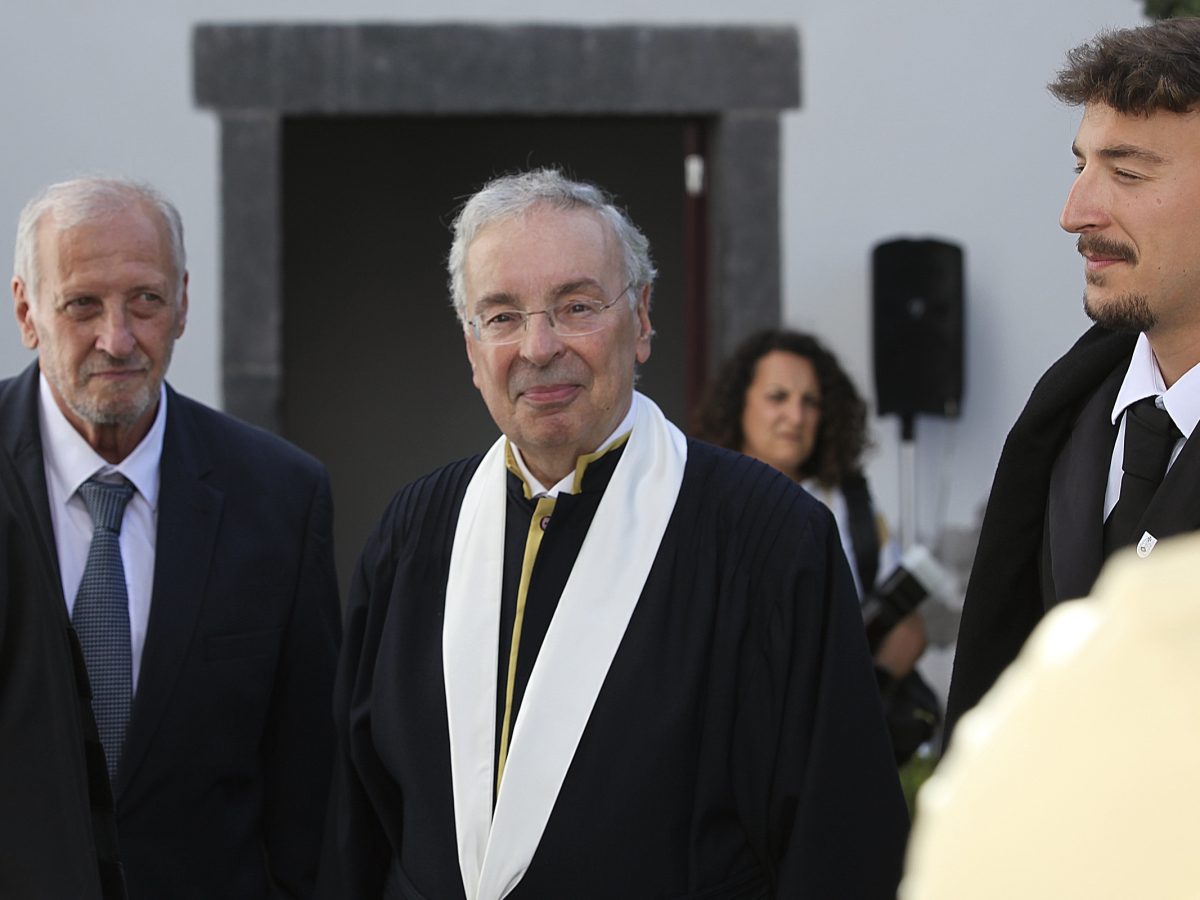 Francisco J. V. Fernandes, Presidente do Conselho Geral; Sílvio Fernandes, Reitor e Ricardo Freitas Bonifácio, Presidente da Direção da ACADÉMICA DA MADEIRA durante o cortejo académico do Dia da Universidade (maio de 2023), no Colégio dos Jesuítas do Funchal.