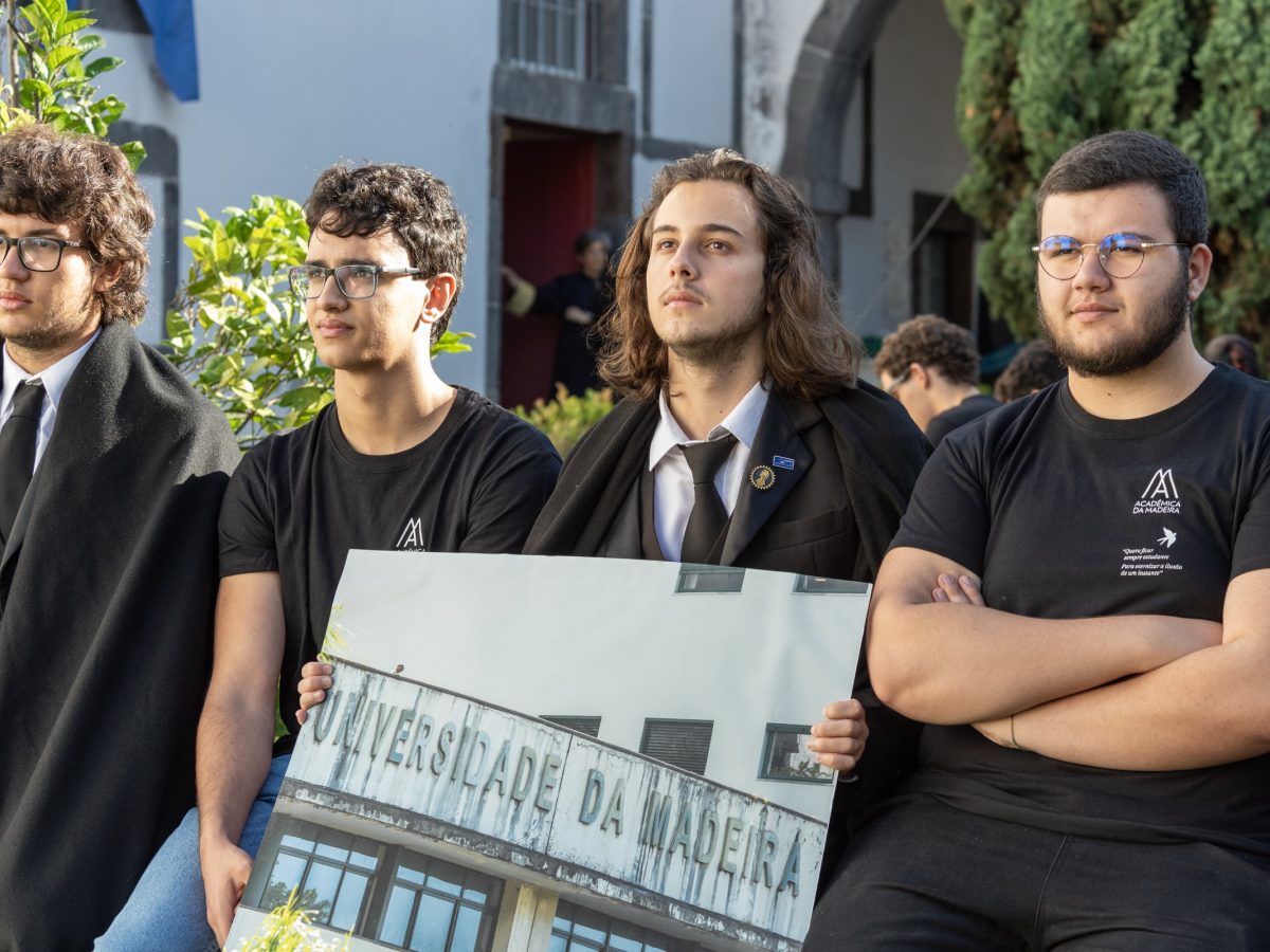 Estudantes da Universidade da Madeira durante a manifestação de 6 de maio de 2024, no Pátio dos Estudantes do Colégio dos Jesuítas do Funchal, promovida pela ACADÉMICA DA MADEIRA.