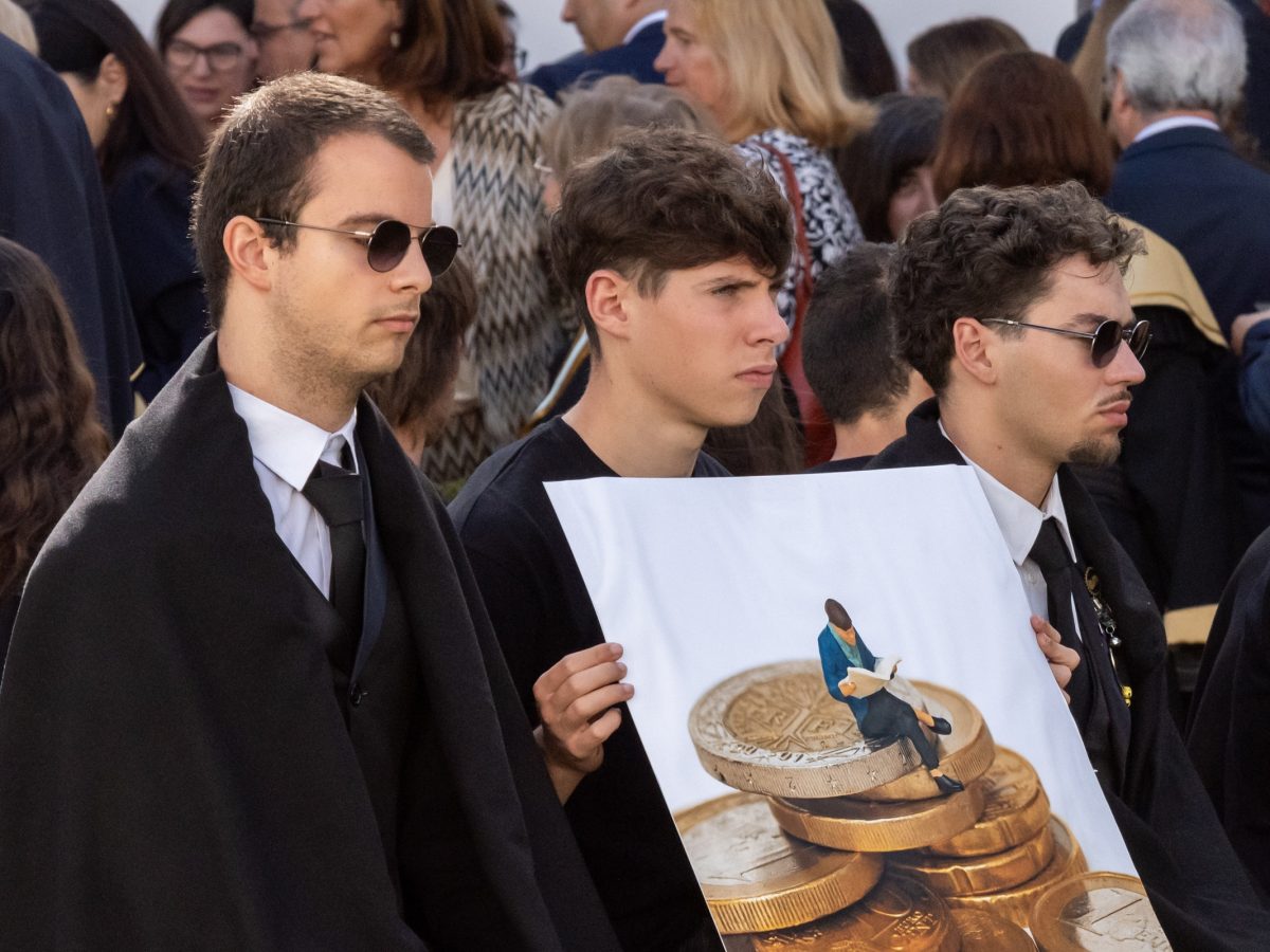 Estudantes da Universidade da Madeira durante a manifestação de 6 de maio de 2024, no Pátio dos Estudantes do Colégio dos Jesuítas do Funchal, promovida pela ACADÉMICA DA MADEIRA.
