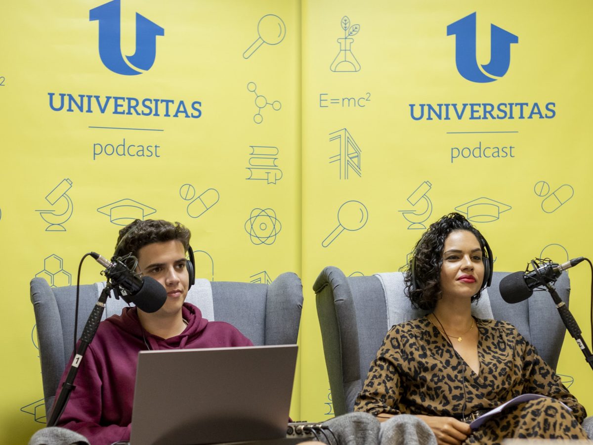 João Tiago Camacho e Vera Duarte são os apresentadores do UNIVERSITAS, o segundo programa em <em>podcast</em> da ACADÉMICA DA MADEIRA. Na imagem, durante a gravação do episódio piloto, em novembro de 2022.