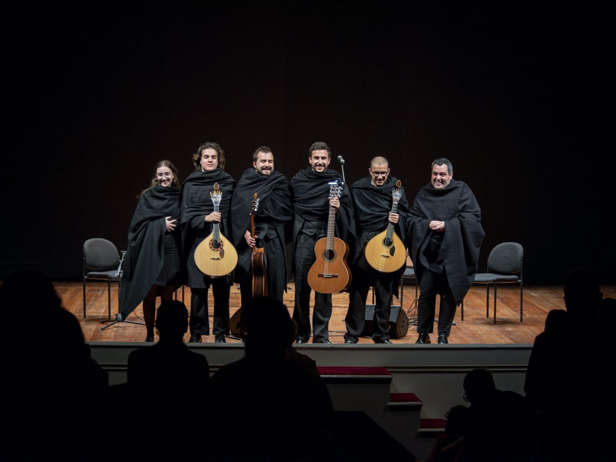 Júlia Dória, Gonçalo Direito, Diogo Freitas, Carlos Abreu, João Freitas e Carlos Diogo Pereira no palco do Teatro Municipal de Baltazar Dias, no fim do Concerto de homenagem dos estudantes ao 35.º aniversário da UMa.