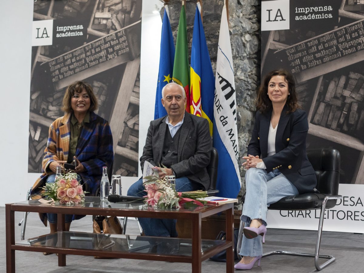 Jesus Maria Sousa e Liliana Rodrigues, autoras de TEORIAS CRÍTICAS E PÓS-CRÍTICAS DO CURRÍCULO: UMA REFLEXÃO A DUAS, com Carlos Nogueira Fino, em março de 2023.