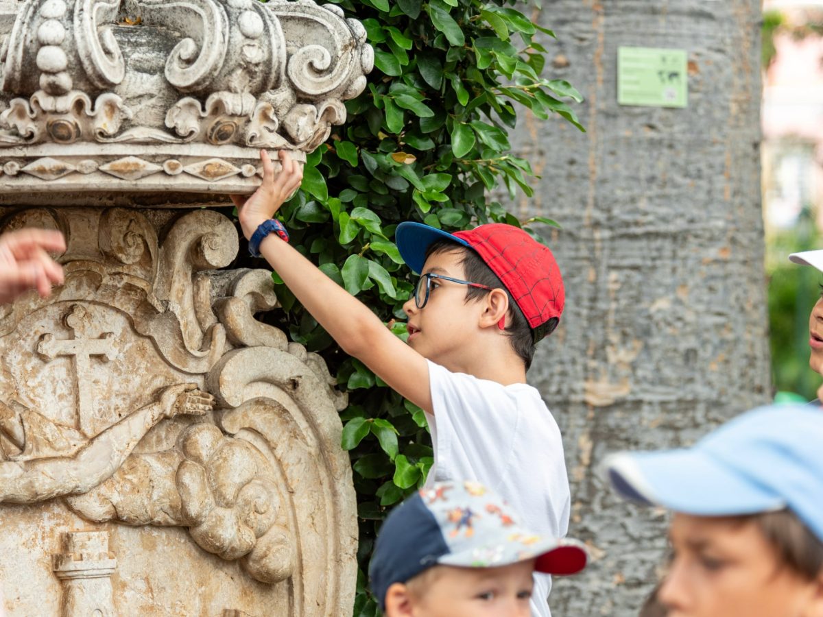 O percurso HISTORY TELLERS: Funchal Cultura Viva, com a participação do Teatro Bolo do Caco, integra o programa HERANÇA MADEIRENSE, promovido desde 2016 pela ACADÉMICA DA MADEIRA.