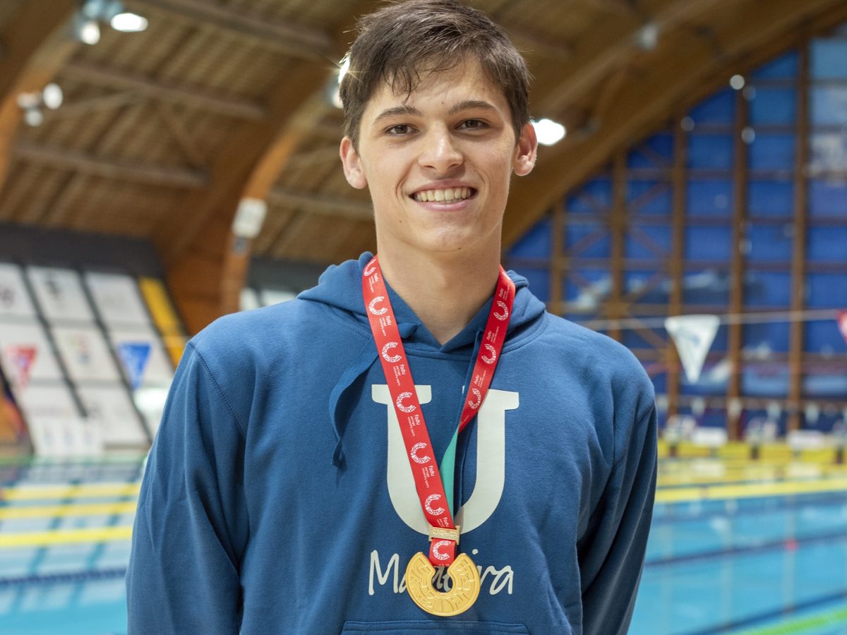 Luís Galvão Gouveia, estudante da UMa, venceu a prova de 200 metros estilos do Campeonato Nacional Universitário da Natação de 2024.