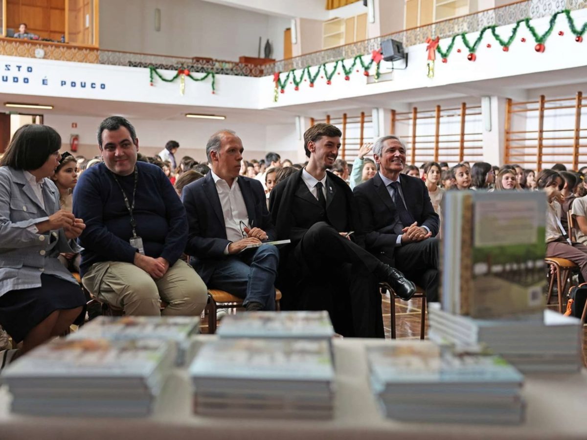 Irmã Guida Macedo, diretora do Colégio de Santa Teresinha; Carlos Diogo Pereira, autor de A NOSSA ASSEMBLEIA; Lívio Melim, da Associação de Pais e Encarregados de Educação do Colégio de Santa Teresinha, Tiago Caldeira Alves, Vice-Presidente da Direção da ACADÉMICA DA MADEIRA e José Manuel Rodrigues, Presidente da da Assembleia Legislativa da Madeira, na sessão de apresentação do livro que aconteceu a 12 de dezembro de 2024, no ginásio do Colégio.