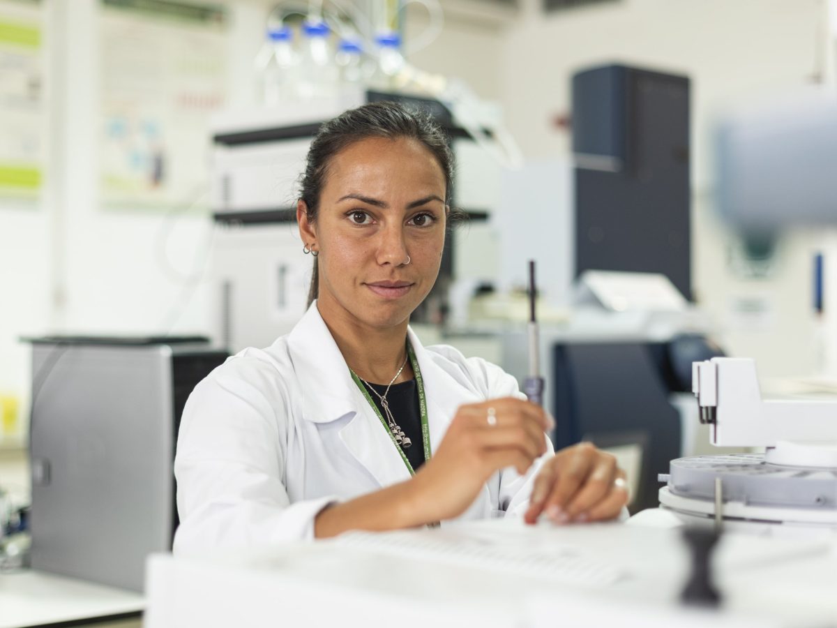 Giulia Riccio realizou um estágio Erasmus+ no Centro de Química da Madeira.