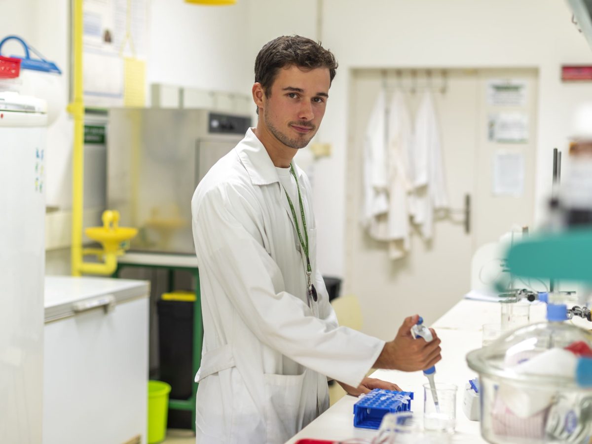 Javier González, licenciado em engenharia de Química Industrial pela Escola de Engenharia Industrial da Universidade de Vigo, realizou um estágio Erasmus+ no Centro de Química da Madeira.