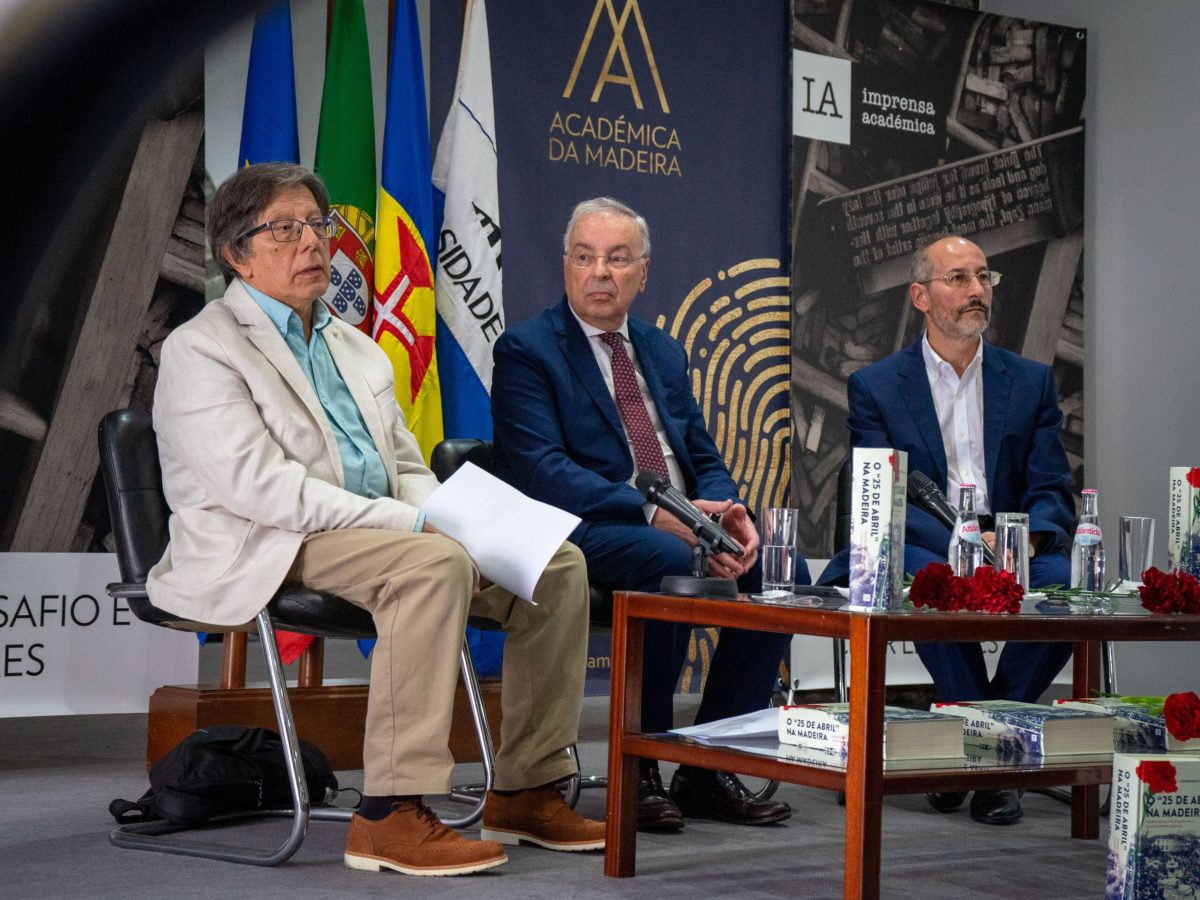 Sessão de apresentação de “25 DE ABRIL” NA MADEIRA: TENSÕES SOCIAIS E POLÍTICAS EM 1974-75, À LUZ DA IMPRENSA REGIONAL, da autoria de Lino Bernardo Calaça Martins, no Colégio dos Jesuítas do Funchal. A obra é uma edição da IMPRENSA ACADÉMICA, uma chancela editorial da ACADÉMICA DA MADEIRA.