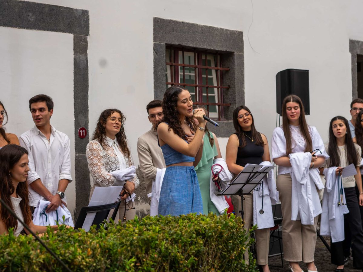 A Cerimónia da Bata Branca marca a transição para o ciclo clínico do curso de Medicina. No Colégio dos Jesuítas do Funchal, a 8 de junho de 2024, os estudantes de Medicina da UMa celebraram o final do seu ciclo básico.
