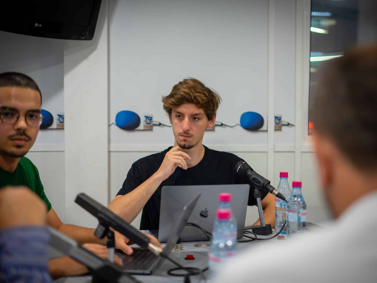 Tiago Alves, do painel do PEÇO A PALAVRA de 22 de junho de 2024, é estudante de Engenharia Informática, integrando a equipa do Observatório da Vida Estudantil e a unidade de Política do Ensino Superior na ACADÉMICA DA MADEIRA.