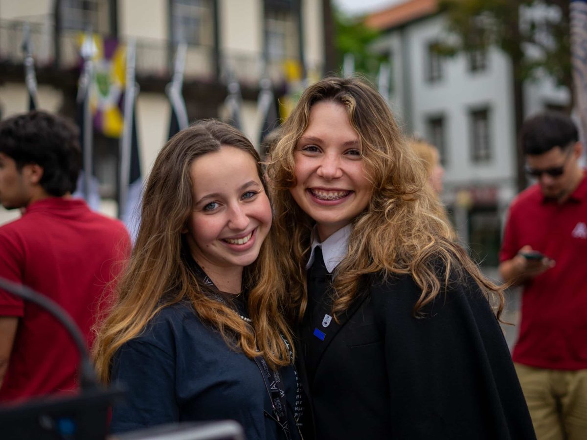 Sara Gil e Maria Beatriz Ricardo, estudantes de Medicina da UMa, são voluntárias na ACADÉMICA DA MADEIRA, envolvidas na organização da GRADUAÇÃO de 2024.