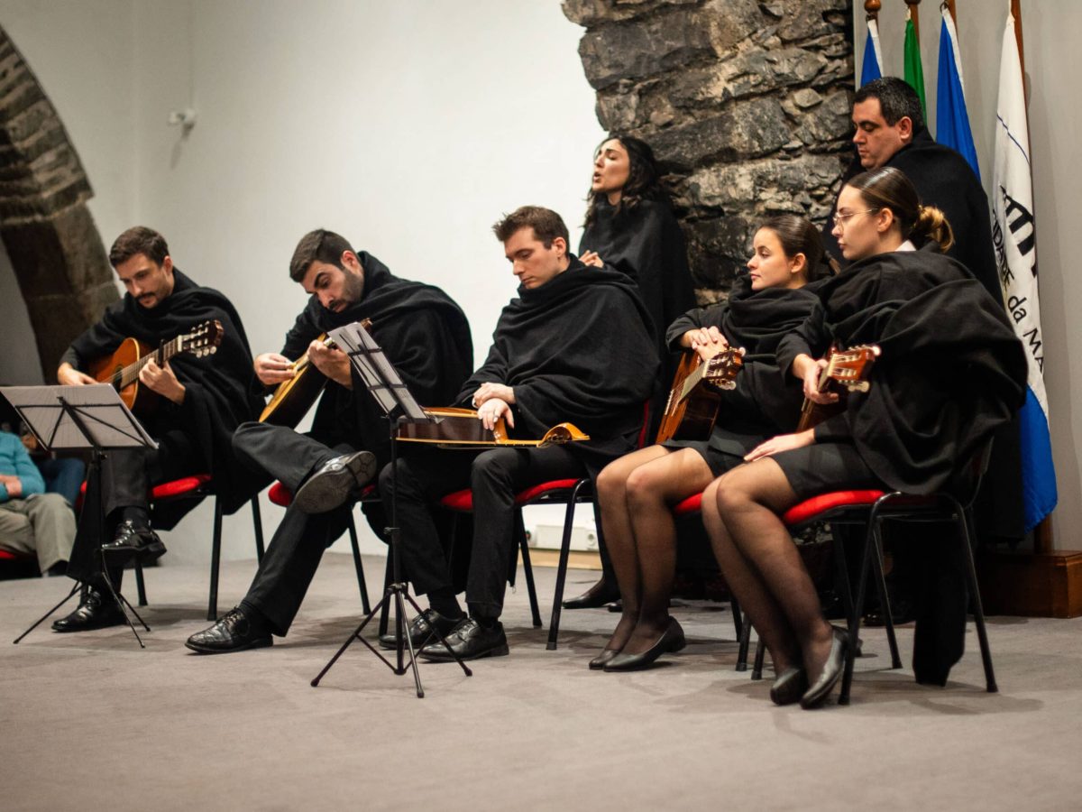 Os FATUM, o grupo de fados da ACADÉMICA DA MADEIRA, no sarau de 12 de janeiro de 2024, na Sala dos Atos Pe. Leão Henriques, no Colégio dos Jesuítas do Funchal.