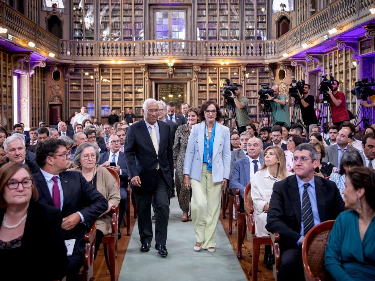 António Costa e Elvira Fortunato na cerimónia de assinatura dos contratos de financiamento do Plano Nacional para o Alojamento no Ensino Superior, no dia 15 de setembro de 2022, na Academia das Ciências de Lisboa.