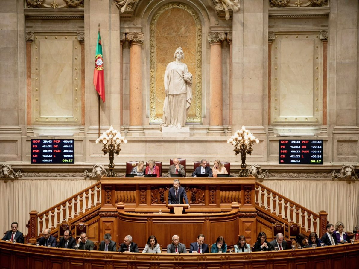 Pedro Nuno Santos, Ministro das Infraestruturas e da Habitação, na tribuna da Assembleia da República, durante o debate de 25 de novembro de 2022, para votação na especialidade do Orçamento do Estado.