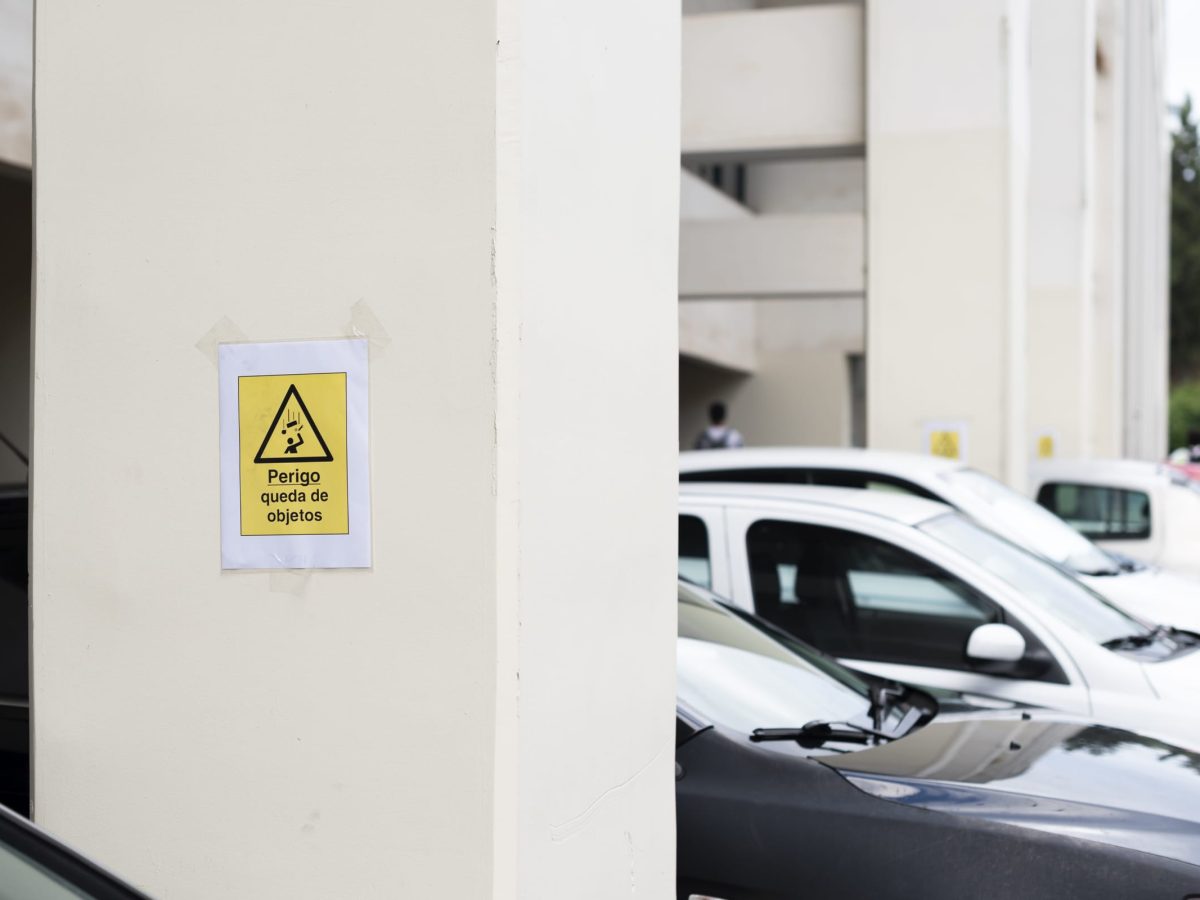 Em setembro de 2023, a Universidade da Madeira colocou avisos sobre a queda de objetos junto aos estacionamentos do antigo edifício do CITMA.