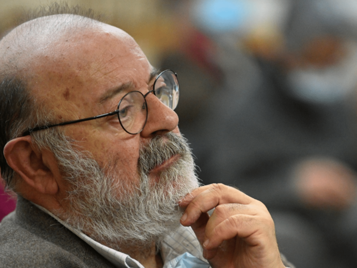 José Viale Moutinho, autor de várias obras como CONTOS POPULARES E LENDAS DAS ILHAS DA MADEIRA E DO PORTO SANTO, editado pela IMPRENSA ACADÉMICA.